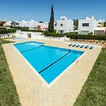 Sunny With Pool Access Hébergement de vacances *