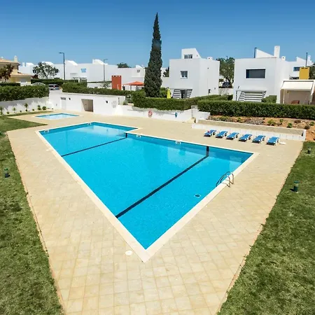 Sunny With Pool Access بيت للعطل *