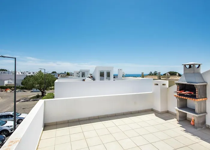 Vakantiehuis Sunny With Pool Access Armação de Pêra