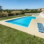 Sunny With Pool Access Dom wakacyjny